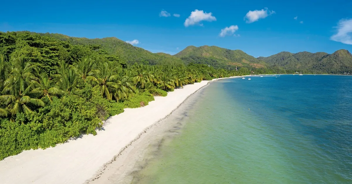 Panoramski pogled na peščeno plažo Grand Anse na Praslinu