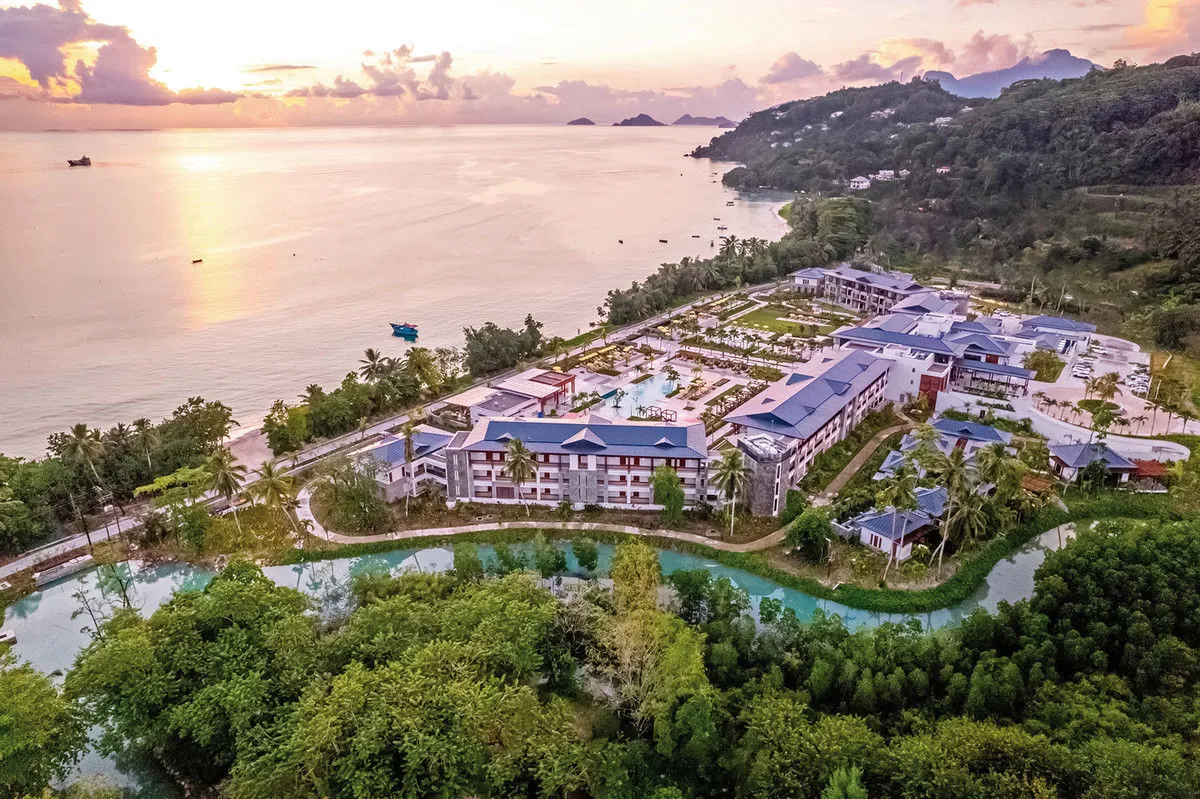 Zračni posnetek resorta Canopy by Hilton ob sončnem zahodu