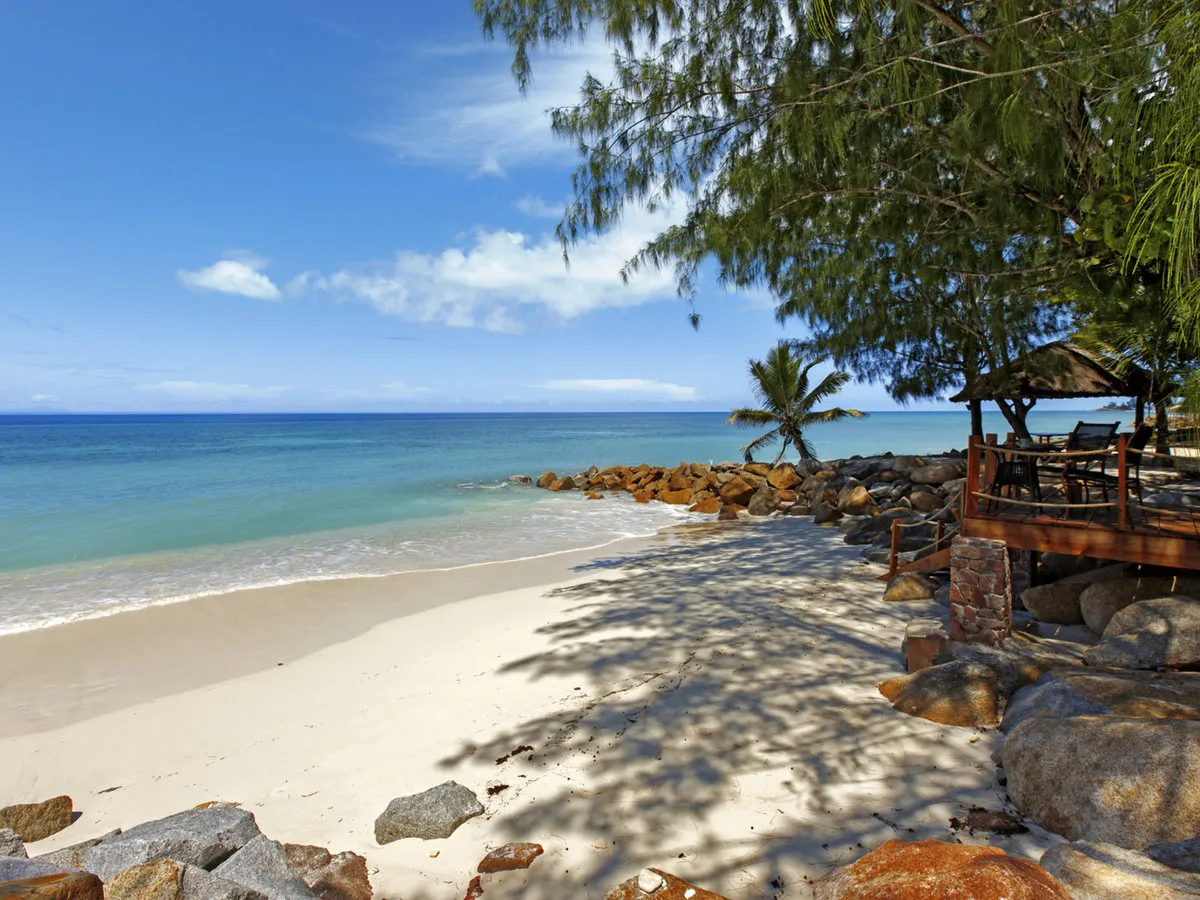 Peščena plaža Anse Kerlan pred hotelom Castello Beach