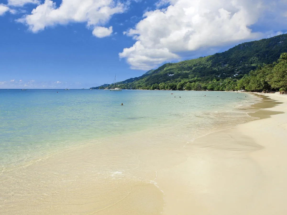 Kristalno čisto morje in bela mivka na plaži Beau Vallon