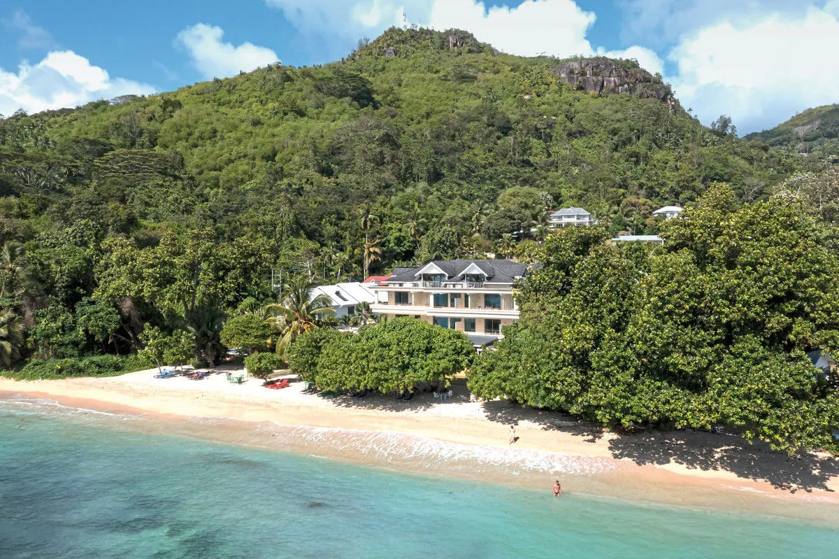 Zračni posnetek hotela Crown Beach ob turkiznem morju