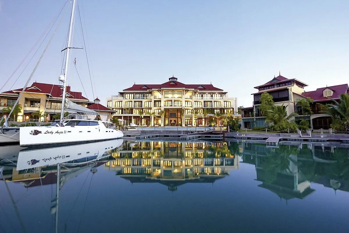 Pogled na hotel Eden Bleu in marino ob mraku