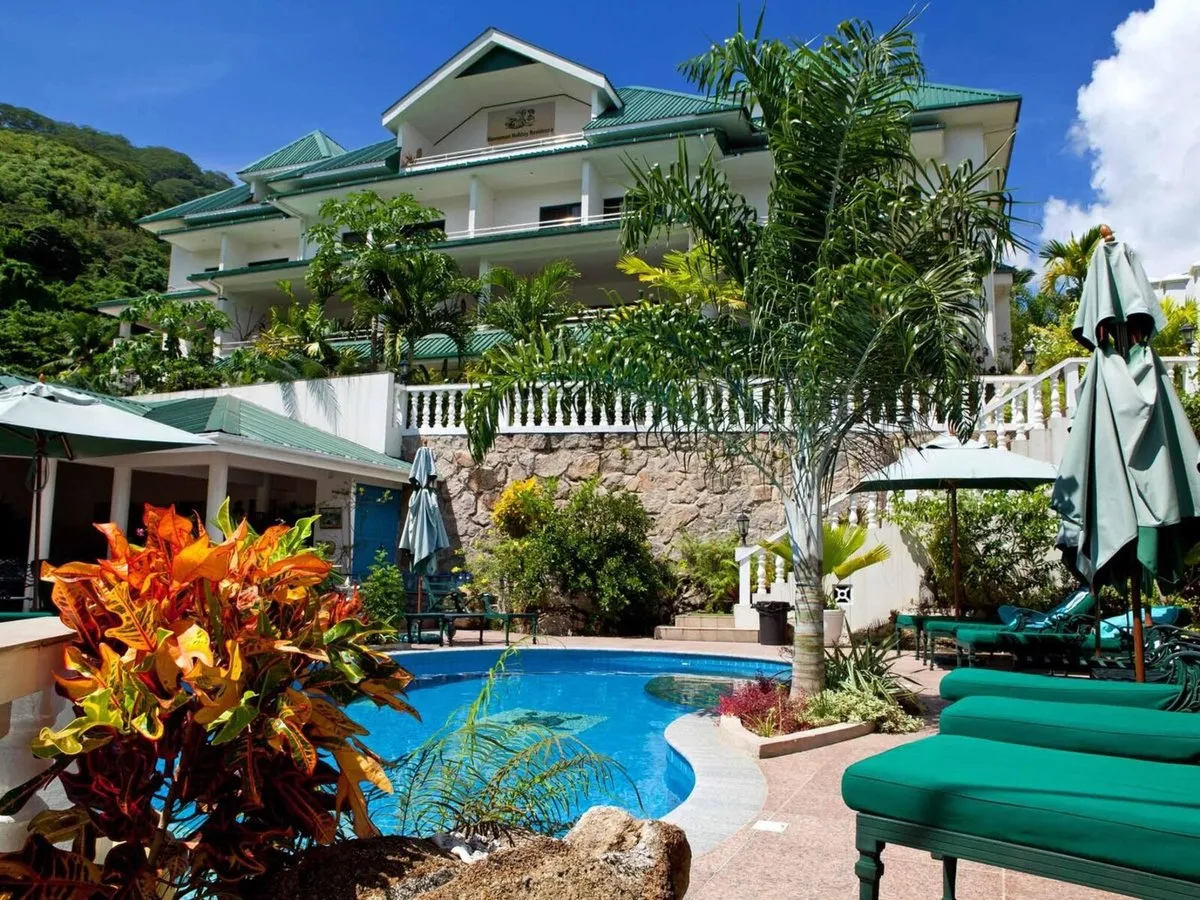 Pogled na Hanneman Holiday Residence z bazenom in tropskim rastlinjem