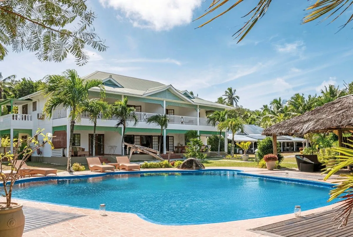 Zunanji bazen hotela L'Habitation Cerf Island s pogledom na tropsko vegetacijo