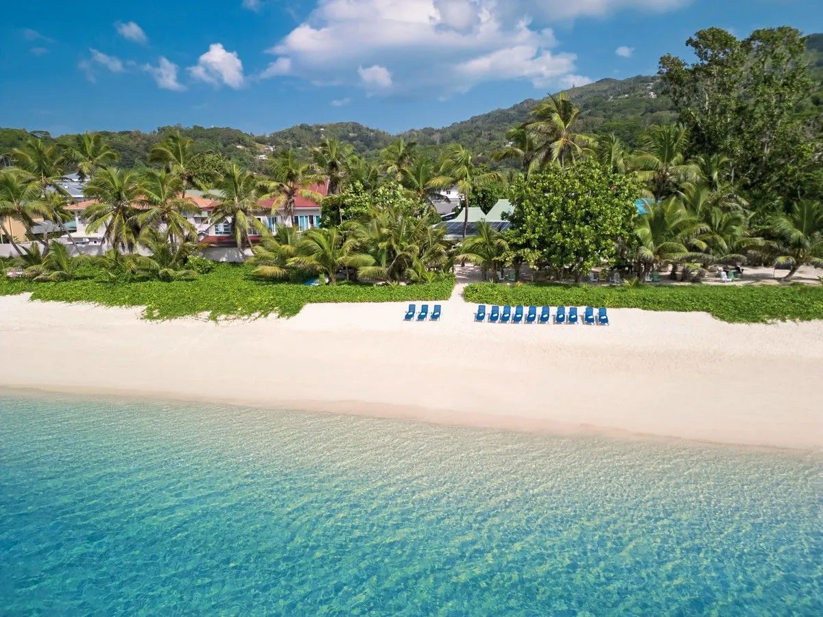 Zračni posnetek plaže Anse Royale in turkiznega morja pred hotelom laïla