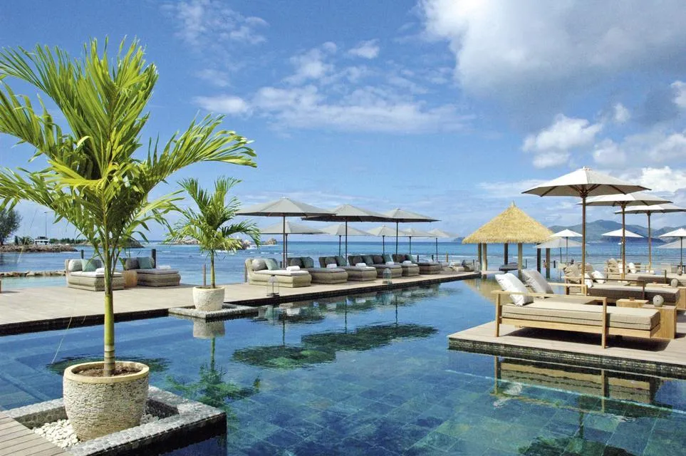 Pogled na neskončni bazen in ocean v resortu Le Domaine de L'Orangeraie Le Domaine de L'Orangeraie Resort & Spa