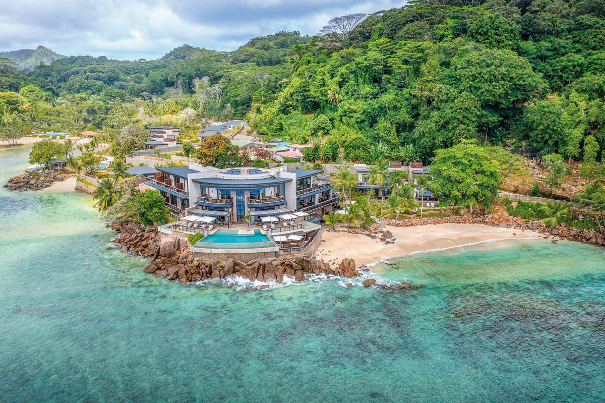 Zračni pogled na luksuzno letovišče Mango House Seychelles ob turkizni obali