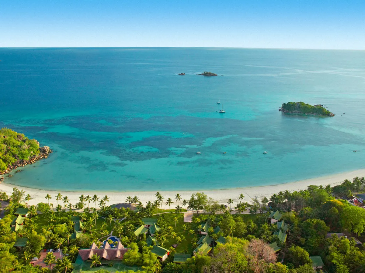 Zračni posnetek zaliva Anse Volbert in hotela Paradise Sun Paradise Sun Hotel