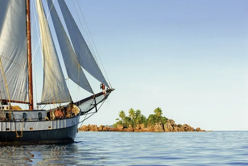 Tradicionalna jadrnica S.V. Sea Pearl ob obali sejšelskega otoka