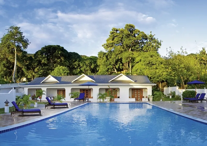 Zunanji bazen hotela Britannia z ležalniki in tropskim rastlinjem