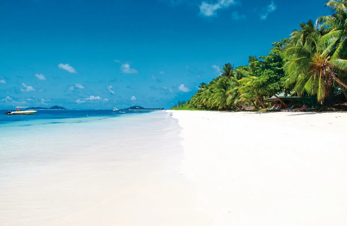 Čudovita bela peščena plaža pred hotelom Villas De Mer